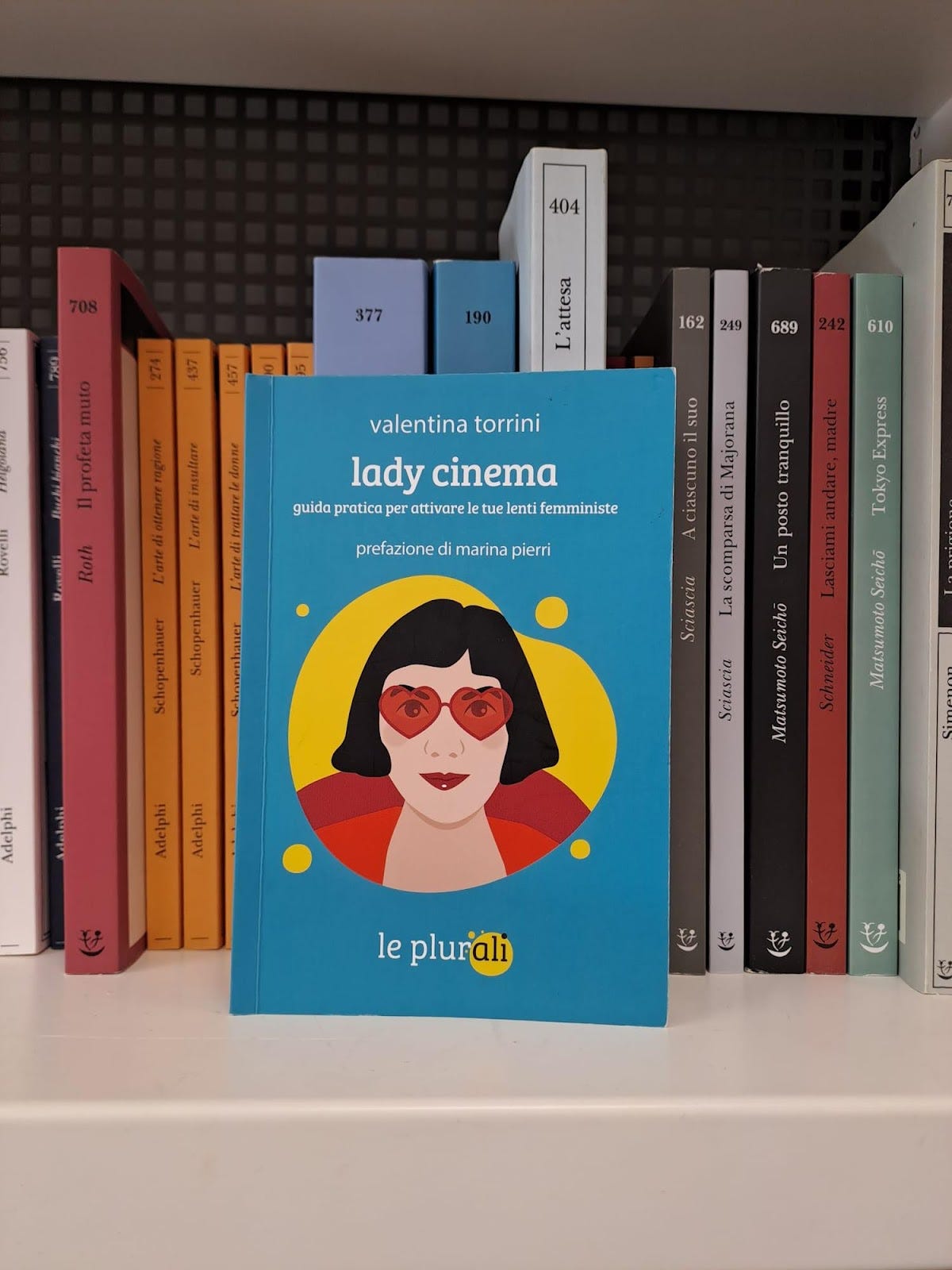 Immagine che contiene testo, libreria, Pubblicazione, scaffale

Il contenuto generato dall'IA potrebbe non essere corretto.