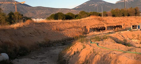 Η εκβολή του ρέματος των Τραχώνων όπως είναι σήμερα, με τον υδροβιότοπο και το λιμανάκι των ερασιτεχνών αλιέων