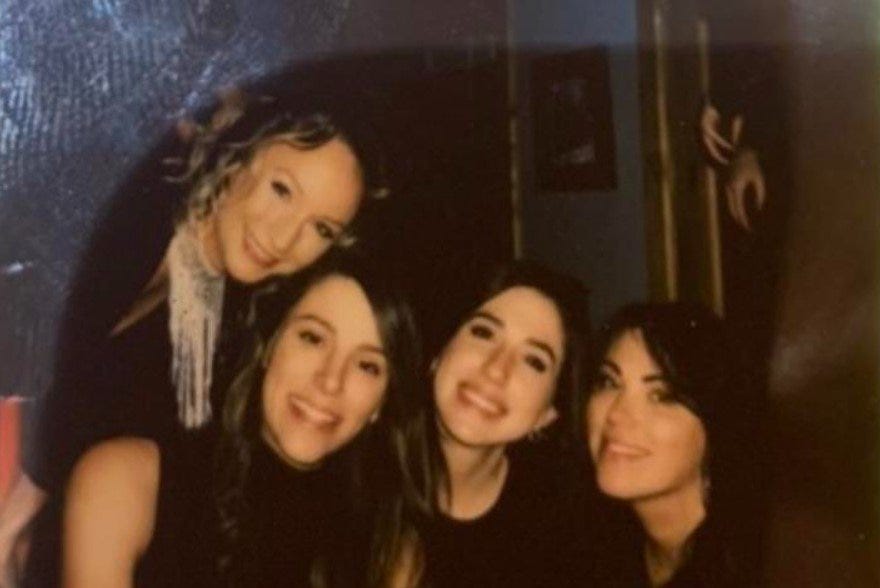 Misteriosas mãos fantasmas aparecem em foto Polaroid.