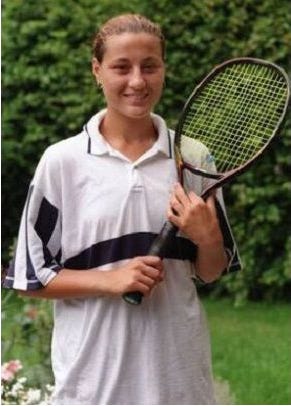 A person holding a tennis racket
Description automatically generated