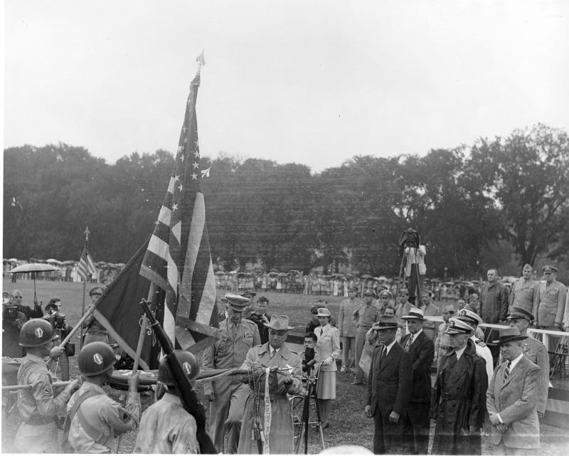 President Harry S. Truman decorates the regimental colors held by Japanese American soldiers of the 442nd Regimental Combat Team on July 15, 1946. President Harry S. Truman decorates the regimental colors held by Japanese American soldiers of the 442nd Regimental Combat Team on July 15, 1946.