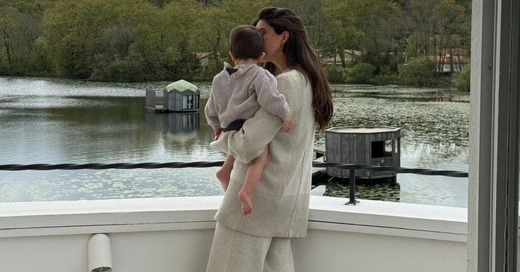 How branding helps Substack newsletters grow — illustration of creator identity, voice, and visual consistency.