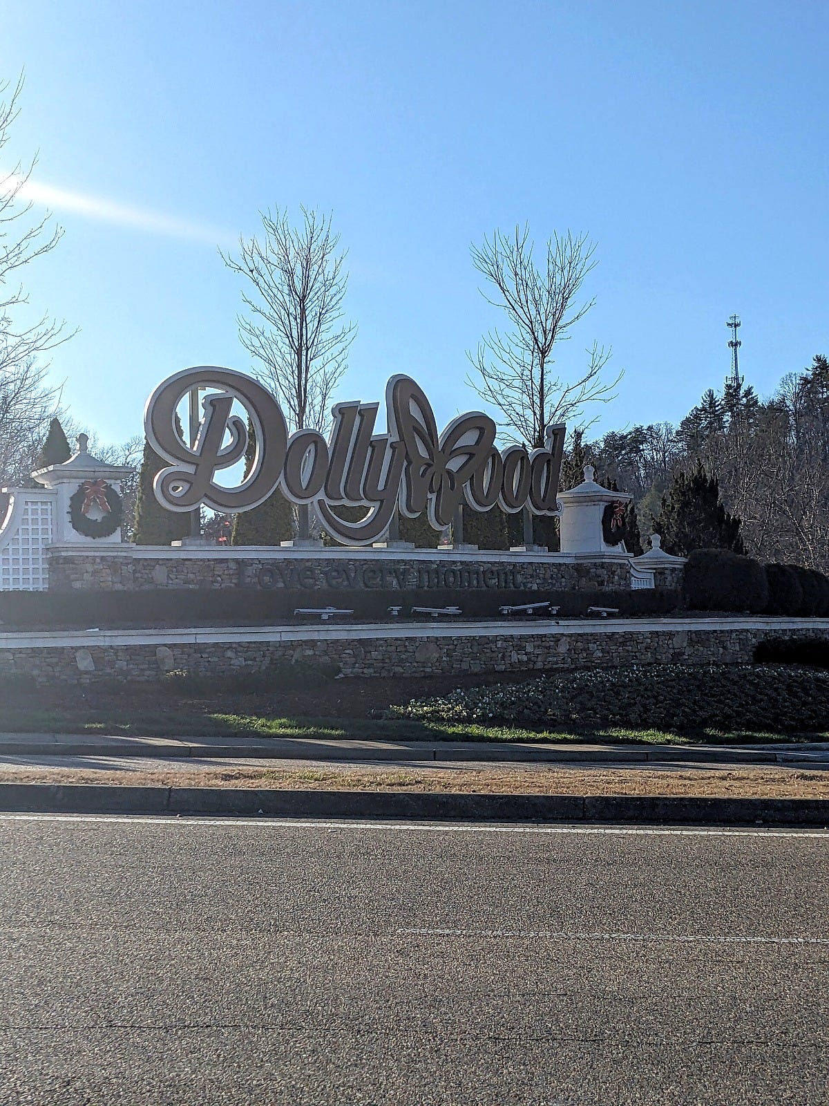 The Dollywood entrance sign in Pigeon Forge, Tennessee, in December. Image: Artaxerxes via Wikimedia Commons