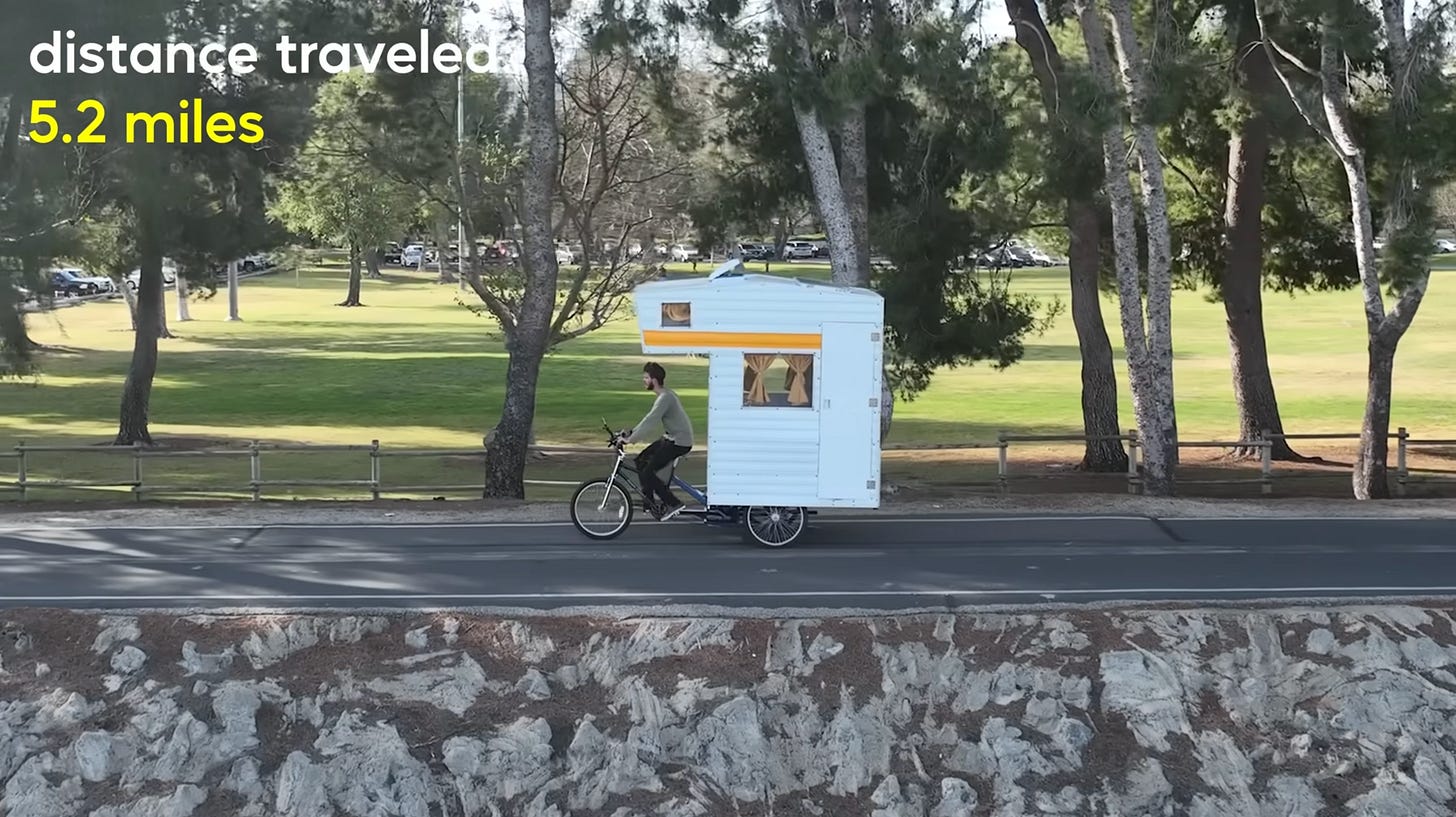 Un velo cargo avec une mini caravane a l'arriere