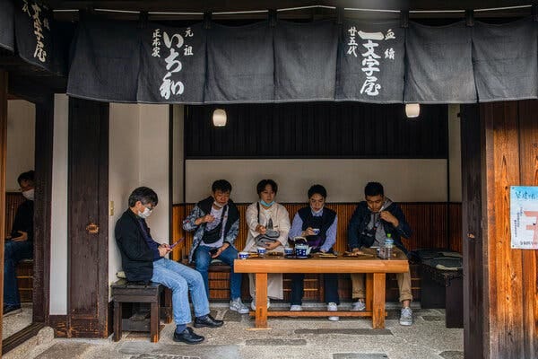 Ichiwa has been selling grilled rice flour cakes to travelers in Kyoto, Japan, for a thousand years.