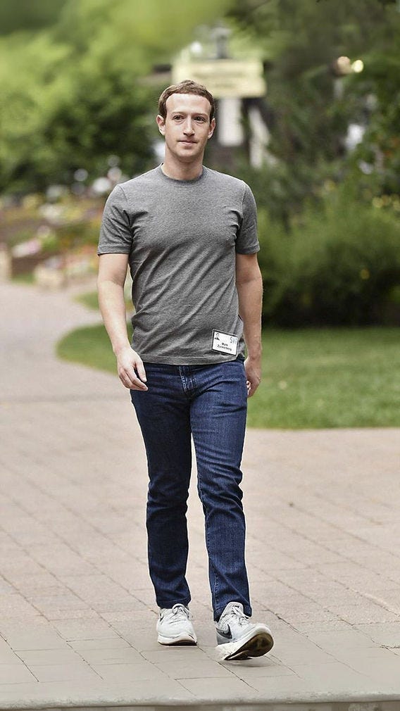 Cómo se viste el dinero? Los estilos opuestos de Mark Zuckerberg y Jeff  Bezos