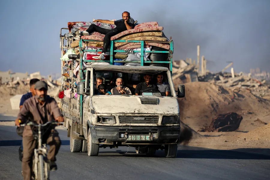 Palestinos huyen hacia el sur desde la ciudad de Gaza el viernes. Alquilar un camión para transportar pertenencias puede costar cientos de dólares, según los residentes. Palestinos huyen hacia el sur desde la ciudad de Gaza el viernes. Alquilar un camión para transportar pertenencias puede costar cientos de dólares, según los residentes.