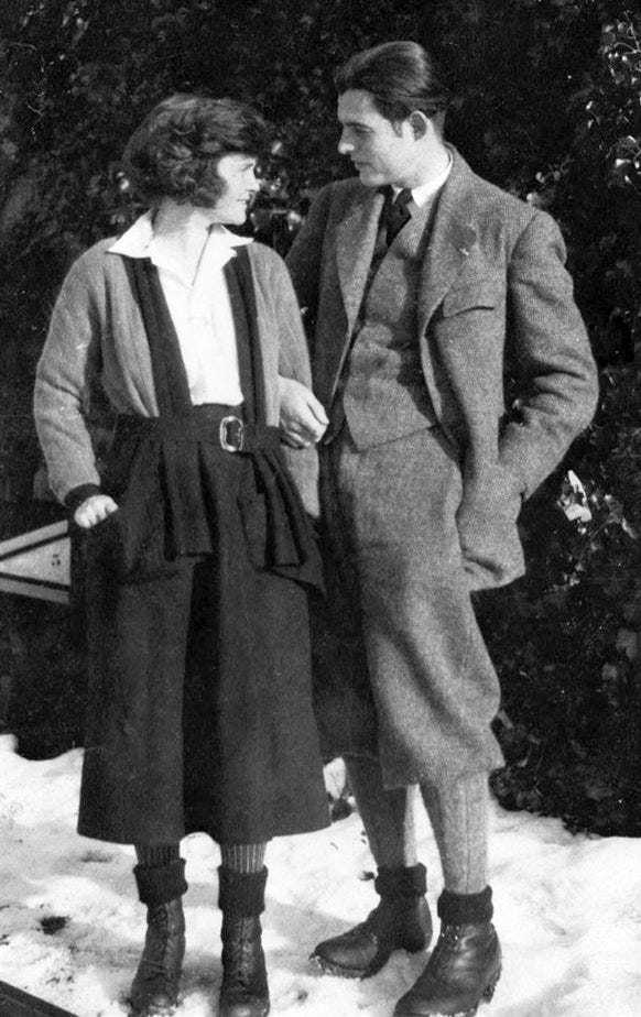 https://upload.wikimedia.org/wikipedia/commons/c/cd/ErnestHemingwayHadley1922.jpg