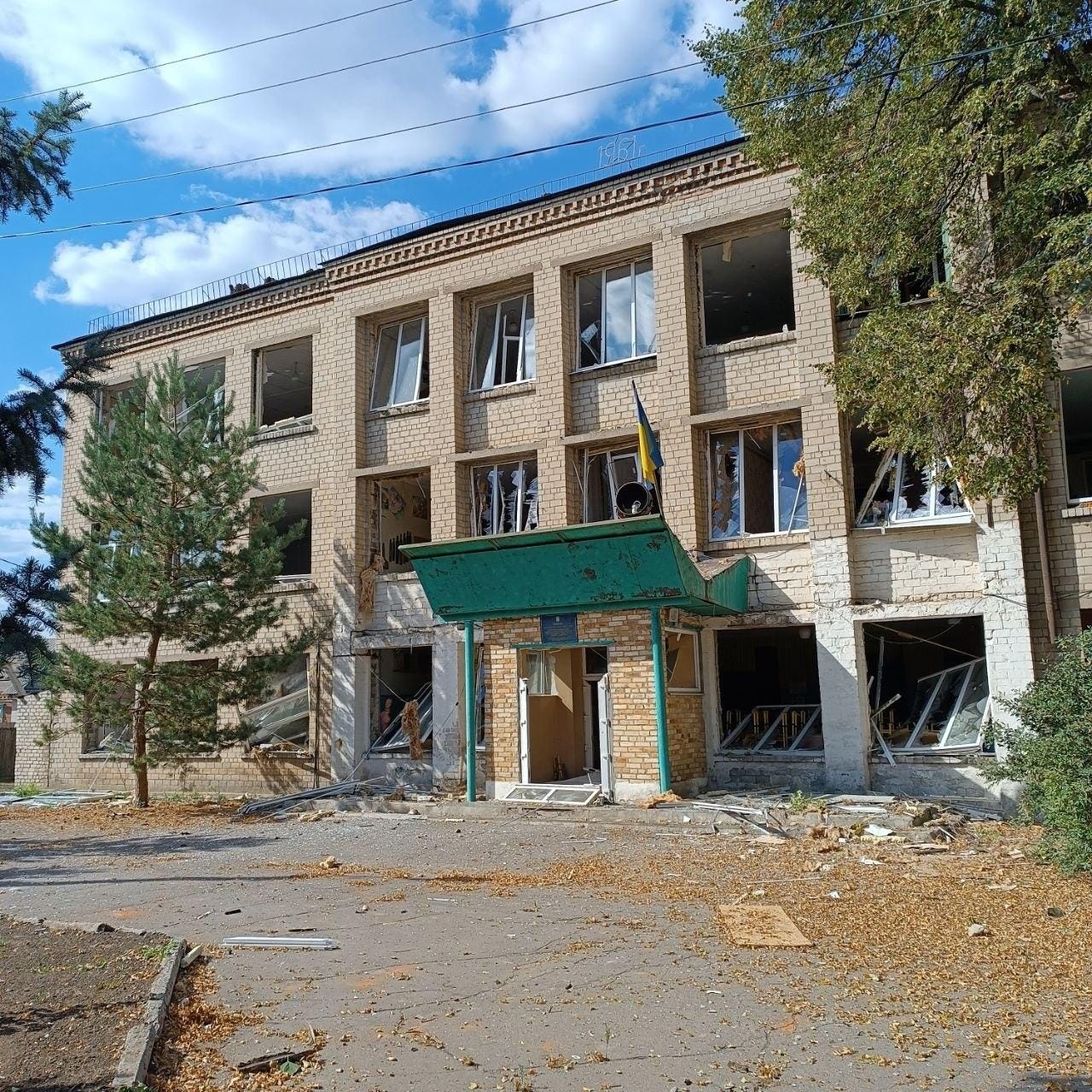 C:\Users\Елена Смирнова\Desktop\НОВОСТИ ДОНБАССА\Тихий Олекса памятник\9_гімназія-14_після 28 вересня 2025 року-.jpg