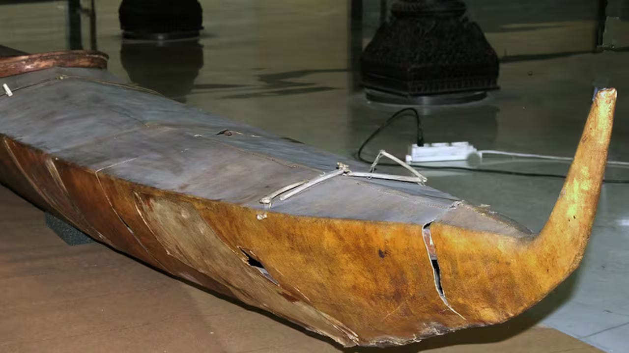 Close-up of a boat with wires

AI-generated content may be incorrect.