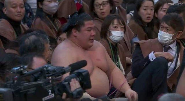 r/SumoMemes - Ura, crowd... pleaser?