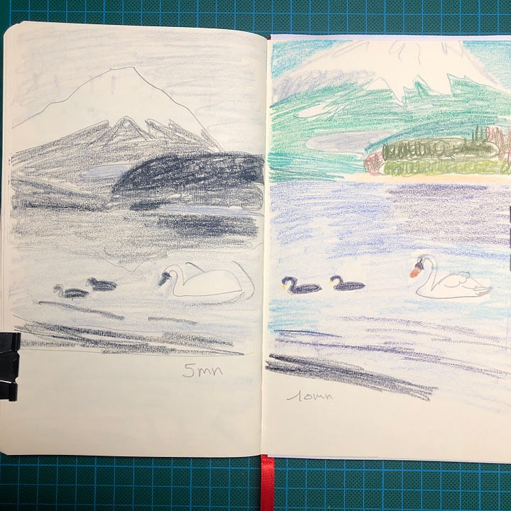 Photos de deux doubles-pages de mon sketchbook. On voit sur les pages de gauche un paysage en nuances de gris et sur les pages de droites le même paysage dessiné en couleurs. Ils ont été réalisés aux Neopastel II.