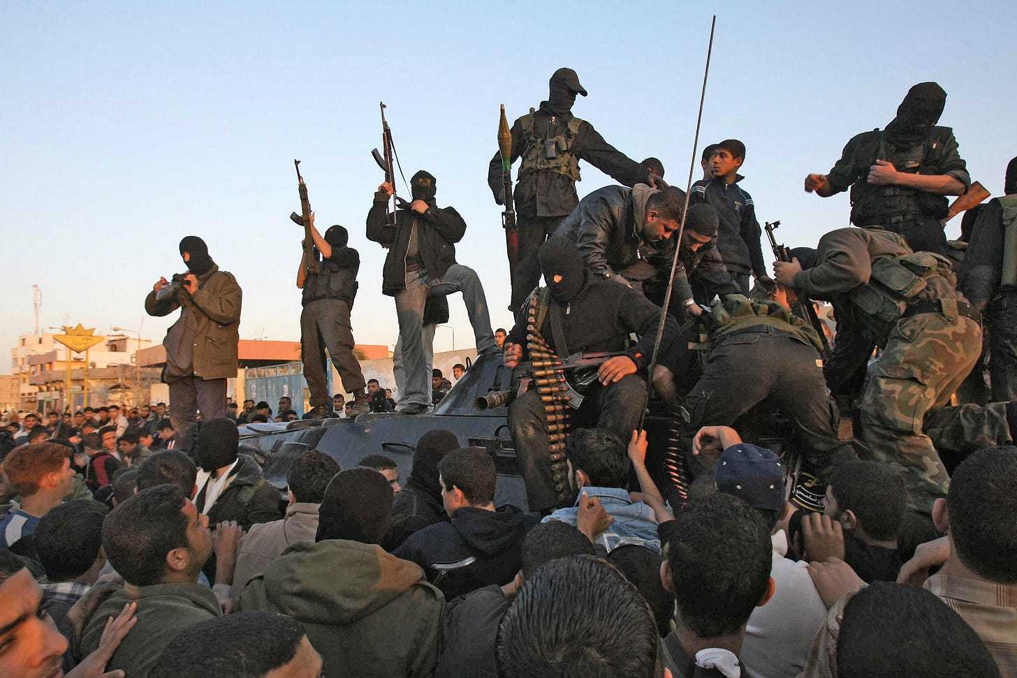 *Militants du Hamas s'emparant d'un véhicule présidentiel palestinien, le 1er février 2007 — épisode de la guerre fratricide qui aboutira à la prise de contrôle de Gaza. *Militants du Hamas s'emparant d'un véhicule présidentiel palestinien, le 1er février 2007 — épisode de la guerre fratricide qui aboutira à la prise de contrôle de Gaza.
