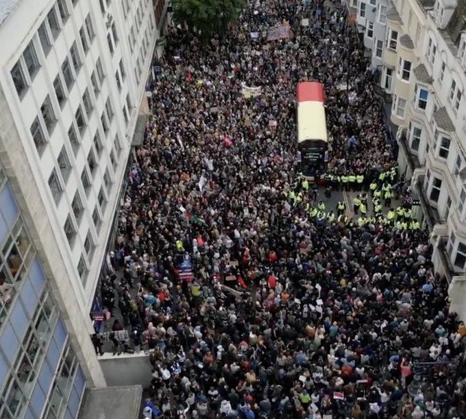 Anti-racists surround small group of anti-immigrant rioters