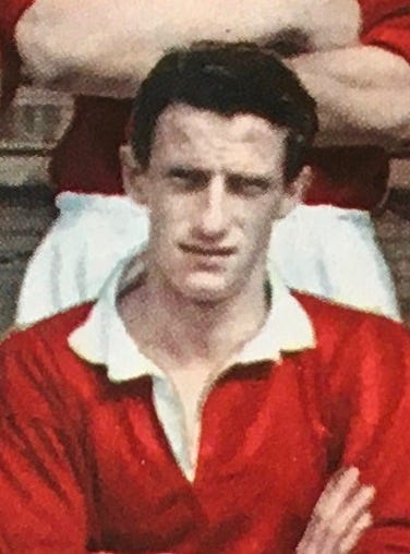 https://upload.wikimedia.org/wikipedia/commons/d/de/Dennis_Viollet_1957.jpg