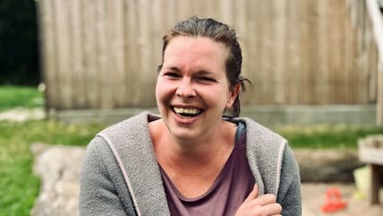 Claudia Christofzik ist mit 41 Jahren unerwartet gestorben. Die Mutter aus Ascheffel hinterlässt fünf Kinder. Vor der Beisetzung haben sie den Sarg bemalt und Botschaften an ihre Mama geschrieben.