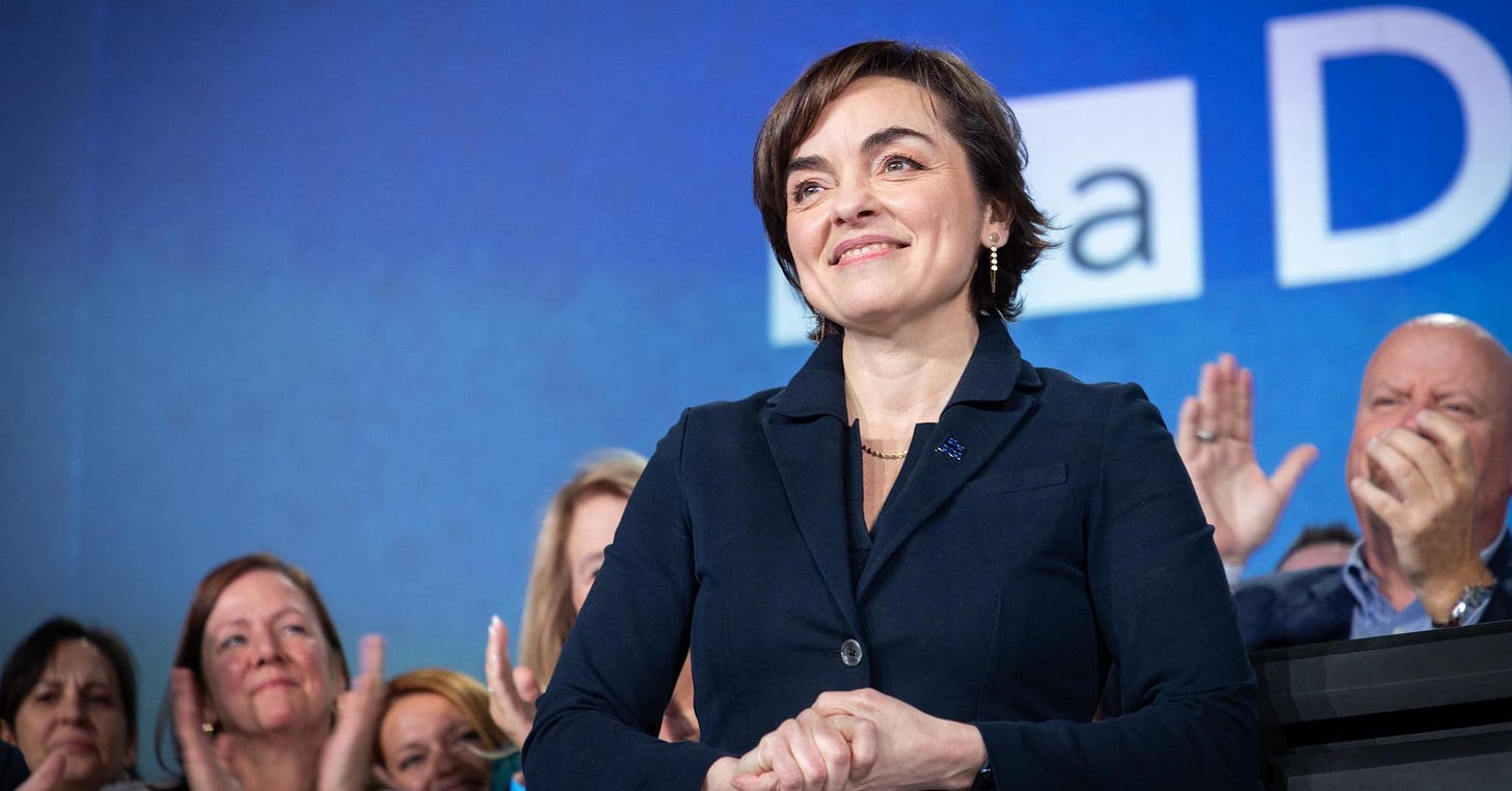 May be an image of one or more people and text that says 'a D @EMILIENADE NA L'