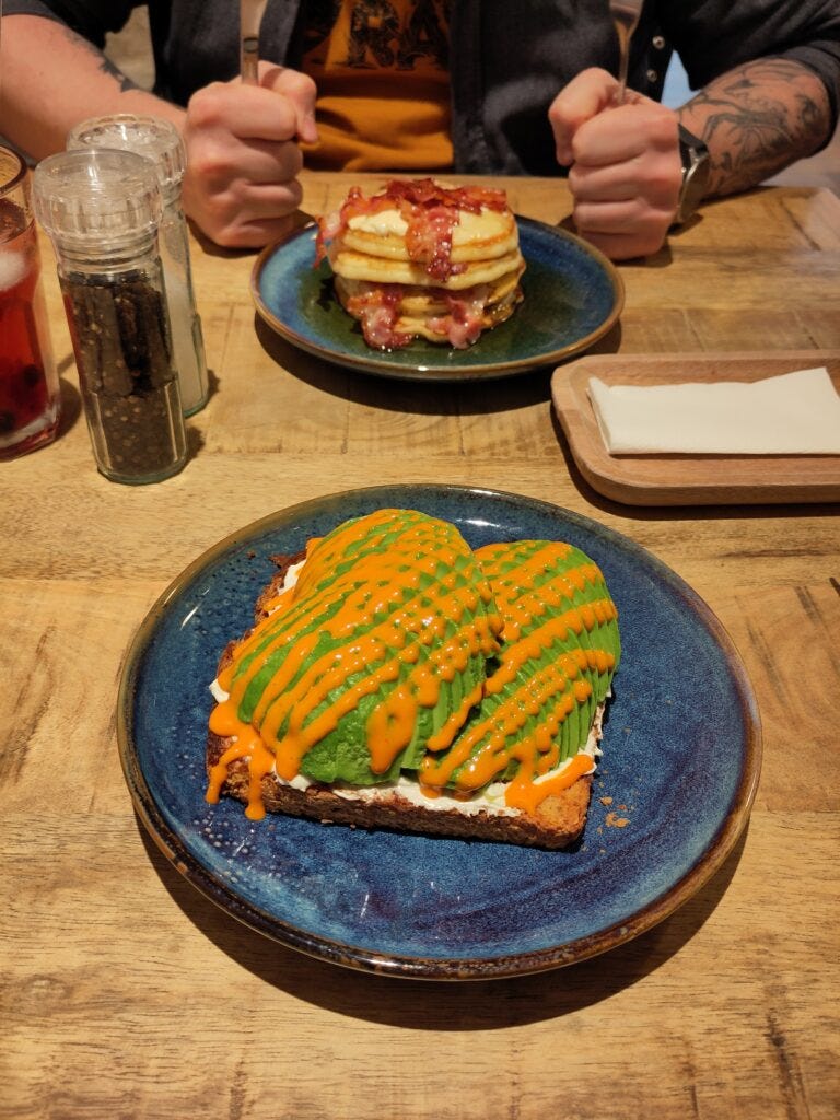 photo du repas dégusté au bar à chats : un toast à l'avocat et des pancakes