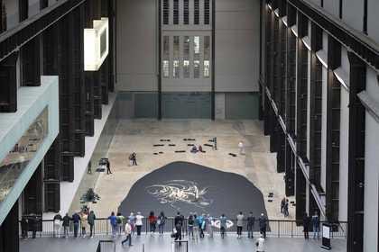 《如實曲徑》舞者在 Tate Modern 輪機房大廳中以身體、米粒與掃帚形成暫時圖像|來源:Tate(Oliver Cowling 攝) 《如實曲徑》舞者在 Tate Modern 輪機房大廳中以身體、米粒與掃帚形成暫時圖像|來源:Tate(Oliver Cowling 攝)