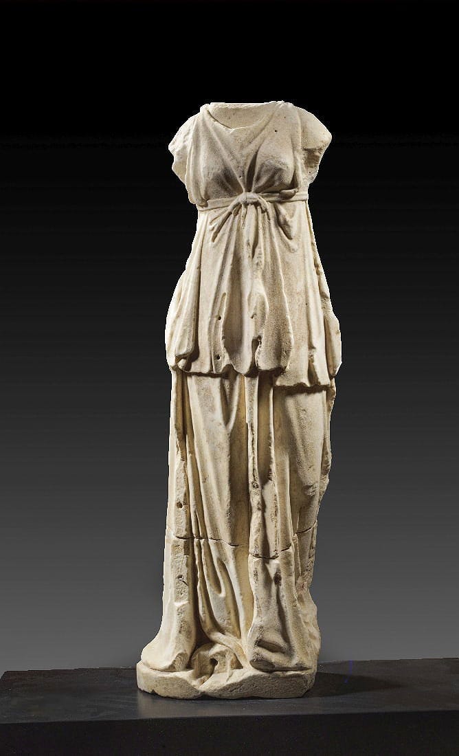 Statue eines Maedchens.
