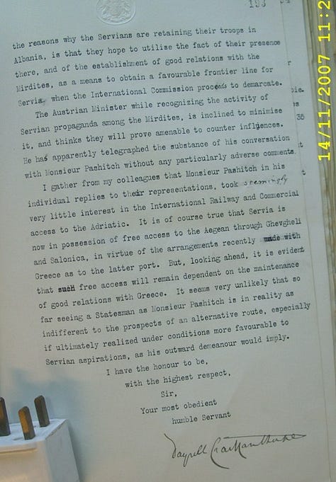 Këto faqe paraqesin dokumentin diplomatik që është publikuar në rrjetet sociale dhe i atribuohet një raporti të datës 19 gusht 1913, i hartuar në Beograd nga diplomati britanik Dayrell Crackanthorpe dhe i drejtuar Ministrisë së Jashtme britanike në Londër. Dokumenti përshkruan biseda diplomatike me kryeministrin serb Nikola Pashiq mbi praninë e trupave serbe në territorin shqiptar pas Luftërave Ballkanike dhe diskutimet ndërkombëtare për përcaktimin e kufijve të Shqipërisë. Teksti regjistron deklarimet dhe arsyetimet politike të qeverisë serbe të kohës, siç janë raportuar nga diplomacia britanike, dhe nuk përbën konfirmim faktik të qëndrimeve apo besnikërisë së ndonjë komuniteti shqiptar. Dokumenti duhet lexuar në kontekstin e krizës diplomatike të vitit 1913, kur Fuqitë e Mëdha po negocionin tërheqjen e ushtrive dhe stabilizimin e shtetit të sapokrijuar shqiptar.