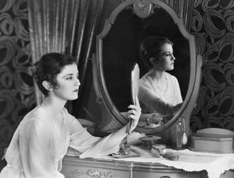 Woman Looking Mirror Foto stock 100315997 | Shutterstock