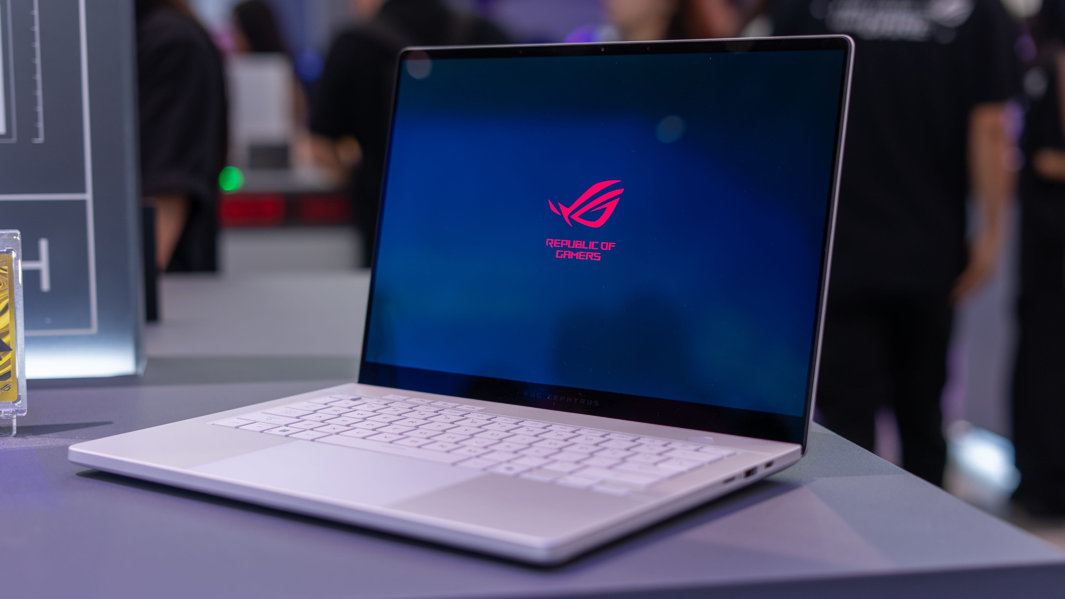 希 Asus ROG Zephyrus G14 packs the Nvidia RTX 5080 into a tiny 14