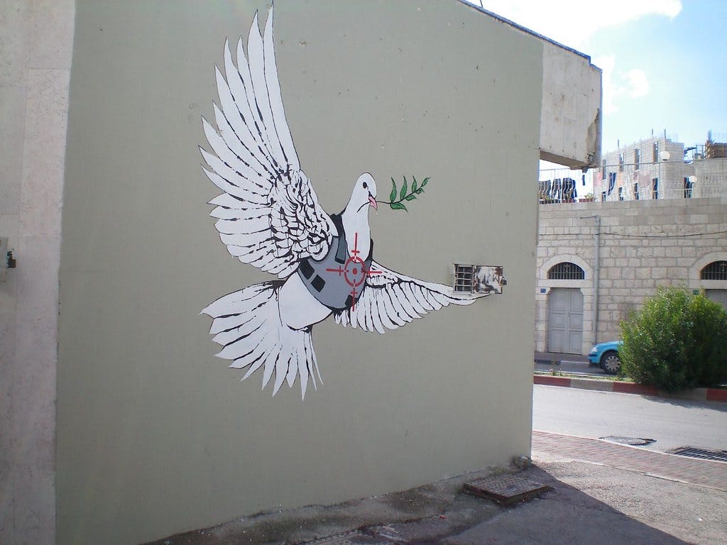 伯利恆隔離牆旁的鴿子壁畫,呈現 Banksy 作品與特定地點的關係|來源:eddiedangerous / Flickr(CC BY) 伯利恆隔離牆旁的鴿子壁畫,呈現 Banksy 作品與特定地點的關係|來源:eddiedangerous / Flickr(CC BY)
