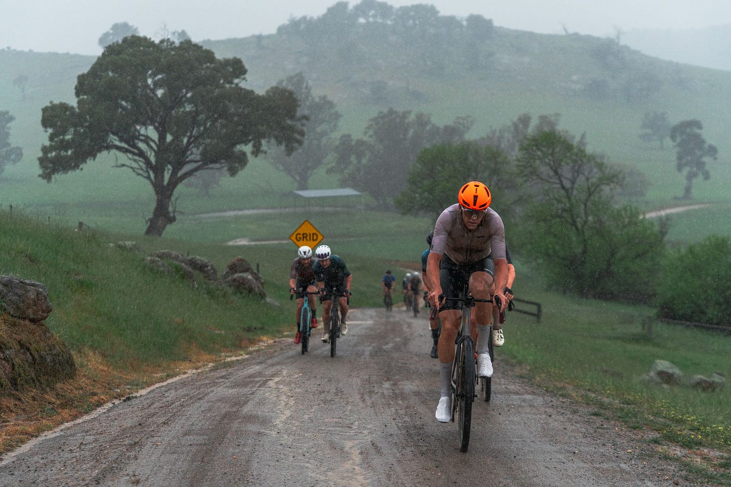 Potrebbe essere un'immagine raffigurante bicicletta, strada e nebbia Potrebbe essere un'immagine raffigurante bicicletta, strada e nebbia