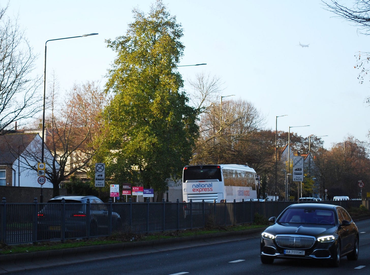 View along a dual carriageway with a mix of street lighting types. Only the light column nearest the camera is the type described in this article