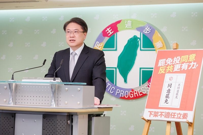 民进党中央启动“与公民同行 罢免文宣三箭”，串联罢免选区党公职。（民进党秘书长林右昌脸书）