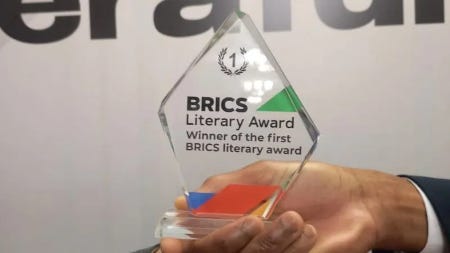 Le trophée du prix littéraire des BRICS, un bout de plastique transparent, en forme de losange avec "Prix Littéraire des BRICS" écrit dessus.