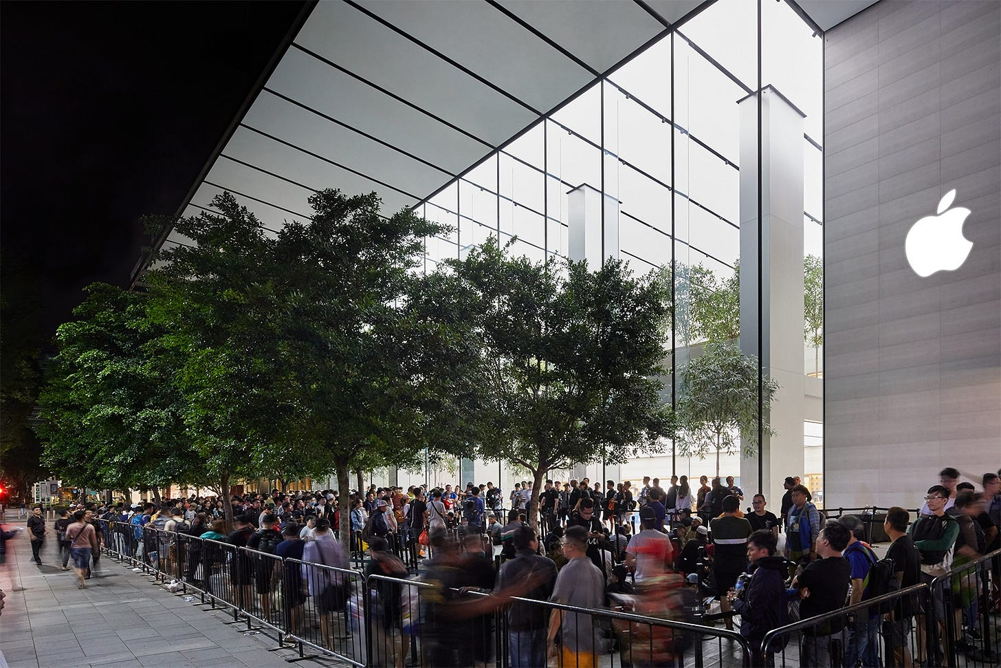 Watch iPhone and Apple Watch queues across the planet (updated) – Apple Must