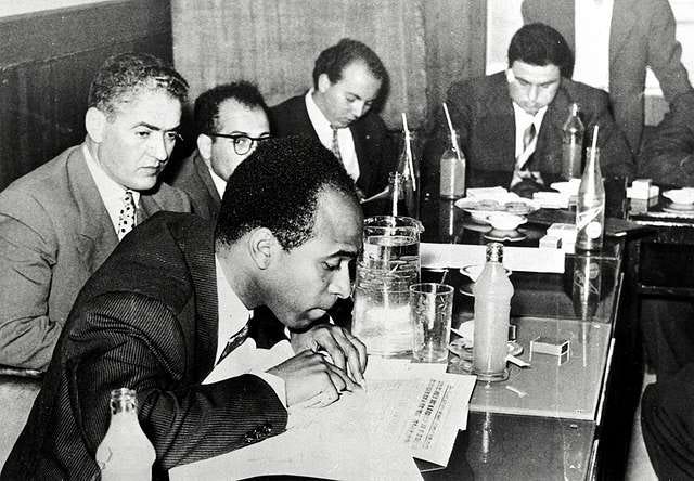 02 Frantz-Fanon-lors-dune-conférence-de-presse-du-Congrès-des-écrivains-à-Tunis-1959  - PICRYL - Public Domain Media Search Engine Public Domain Search
