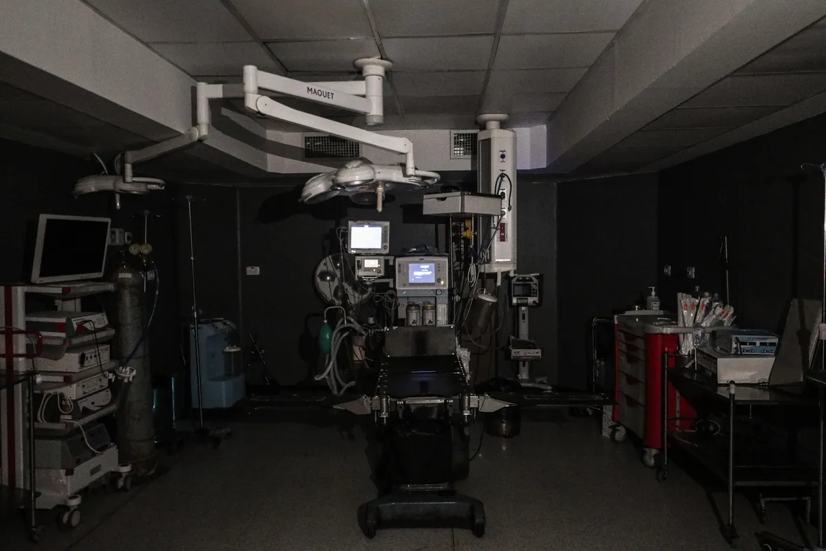 기기 두어 대의 화면만 켜져 있는, 어두컴컴한 수술실 사진