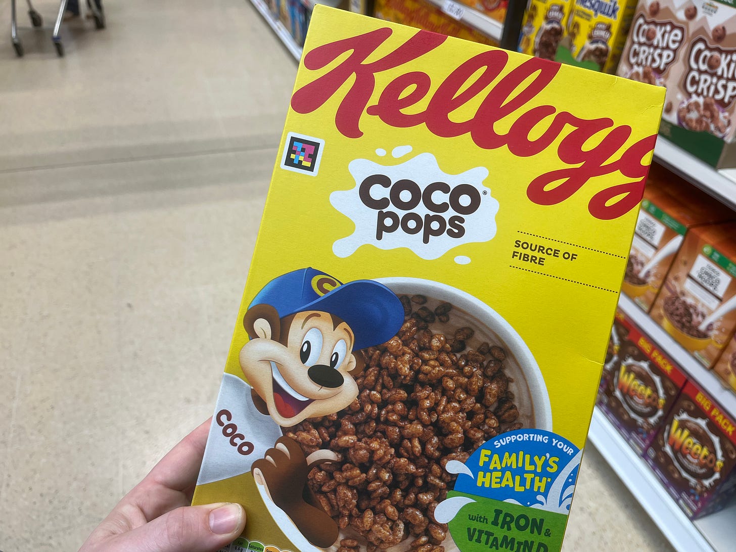 Photo of a Coco Pops cereal box with Navilens tag. Photo of a Coco Pops cereal box with Navilens tag.