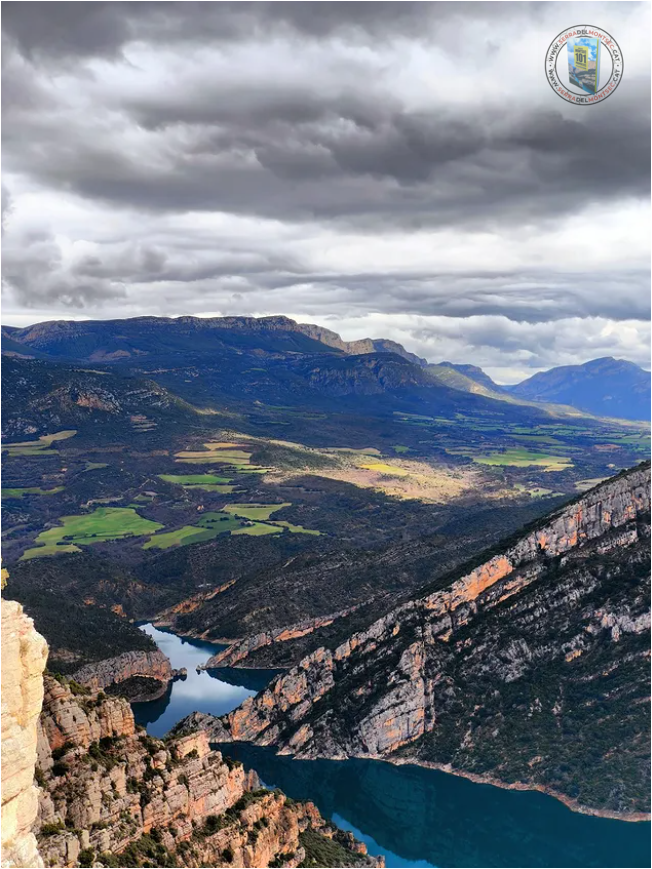 El congost de Fet, part de la vall d'Àger, el Montsec d'Ares i la Noguera Ribagorçana embassada al pantà de Canelles des de la Serra de Savinós. El congost de Fet, part de la vall d'Àger, el Montsec d'Ares i la Noguera Ribagorçana embassada al pantà de Canelles des de la Serra de Savinós.