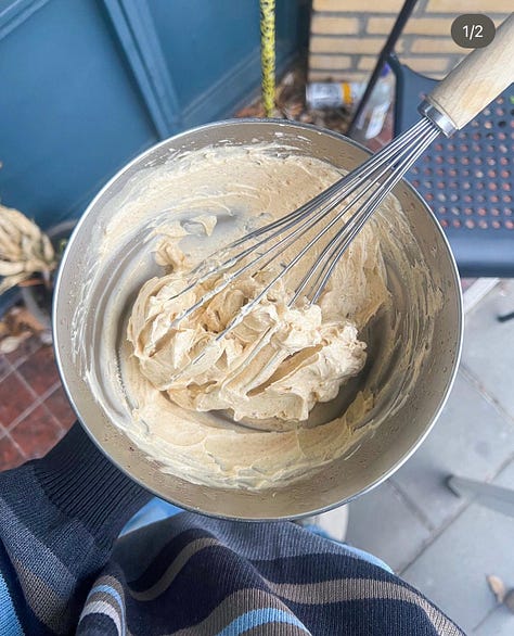 "Whipped butter met een luchtige, romige textuur, geserveerd in een schaaltje naast versgebakken brood."