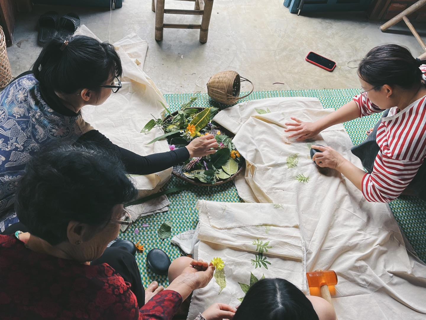 Có thể là hình ảnh về 4 người