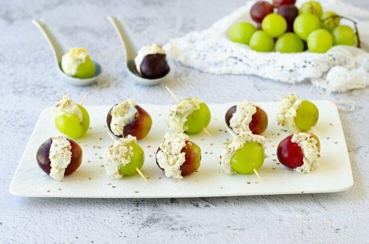 Uvas rellenas de queso