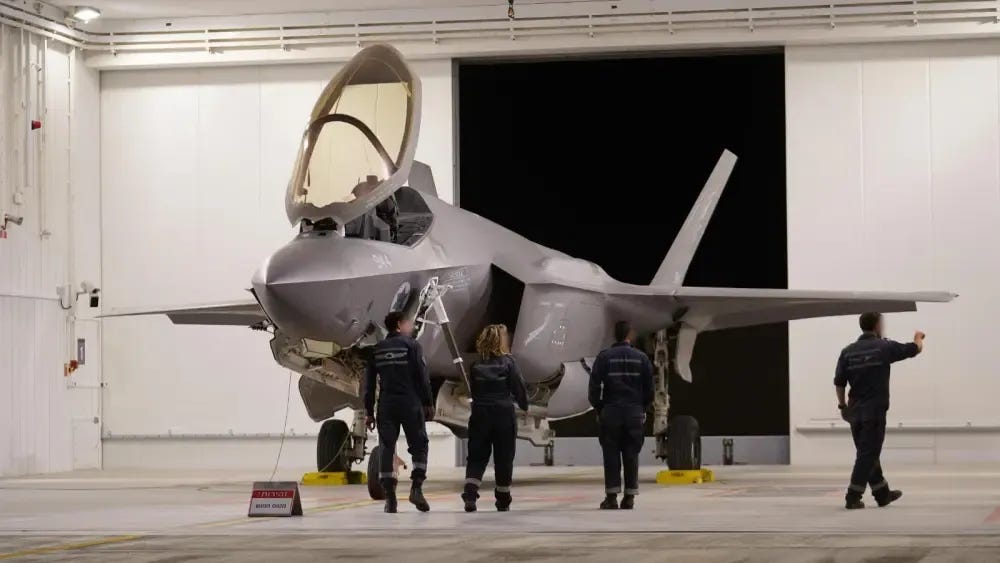 Um caça F-35 israelense sendo preparado para atacar o Irã, em 13 de junho de 2025. Gabinete do Porta-voz da IDF