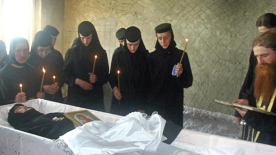 Monjas rumanas ortodoxas alrededor del féretro de la monja Maricica Irina Cornici, cerca de Vaslui, al norte de Rumania, fallecida tras un exorcismo en junio de 2005. PROIMAGE / AP Photo / Gtresonline