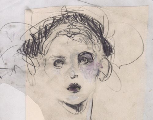 Abstract mixed-media portrait: a fragmented face rendered in soft greys, graphite lines and faint red marks. The image reflects the duality of character and the mental state of an artist who imagines a world and simultaneously dismantles it.