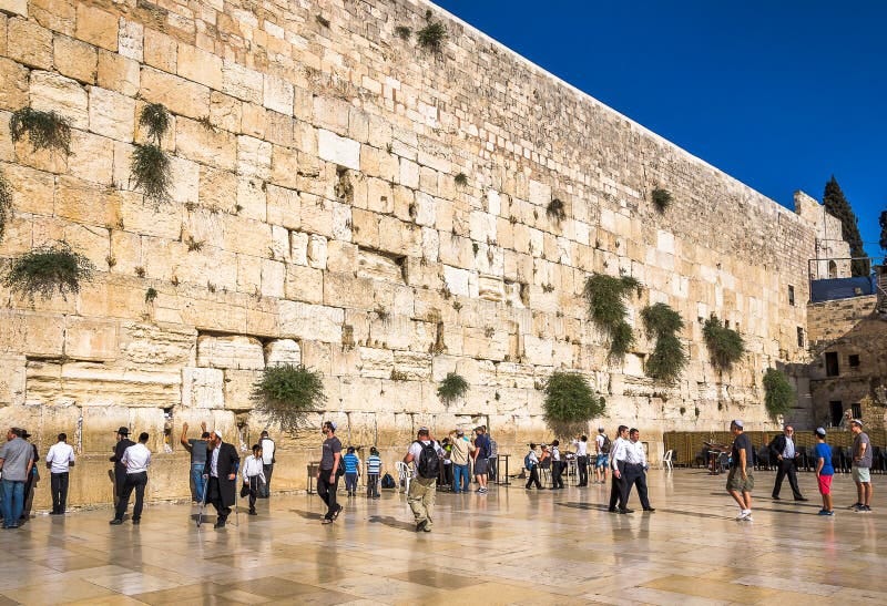 Judíos Rezando En El Muro De Los Lamentos O El Muro Occidental En La Ciudad  Vieja De Jerusalén Imagen de archivo editorial - Imagen de israel, medio:  217246004