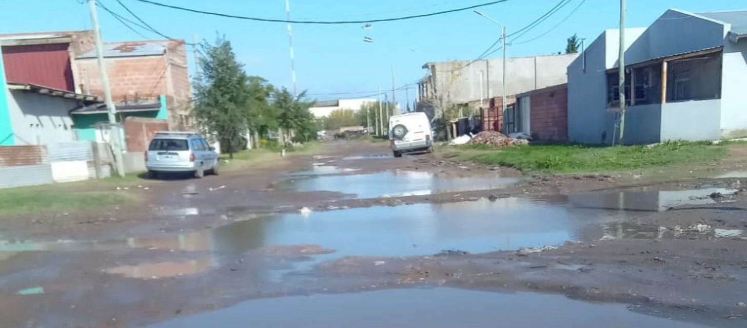 Imagen de la noticia: Barrio Thompson: por el estado de las calles, "es imposible salir de las casas"