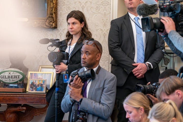 A group of people holding cameras

AI-generated content may be incorrect.