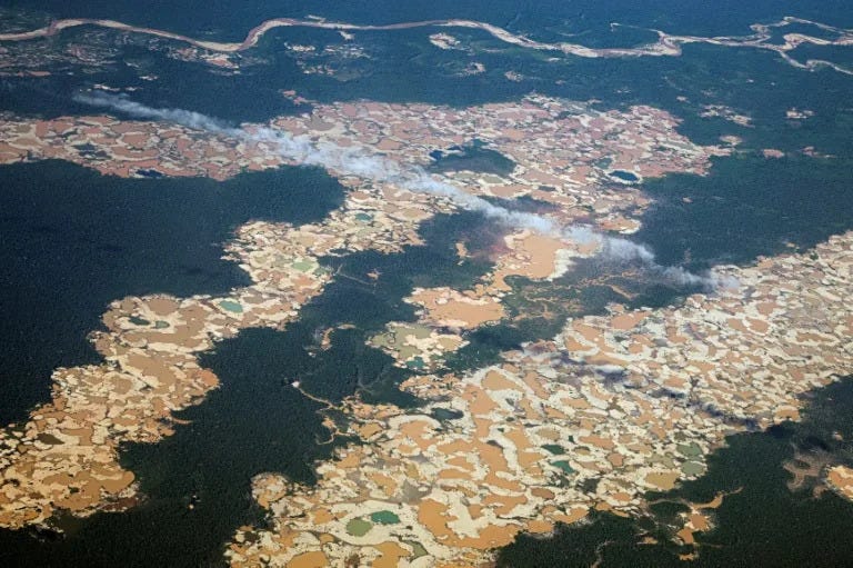 Imagen aérea de dragas en una zona de extracción ilegal de oro en el departamento de Madre de Dios, en la región amazónica en el sureste de Perú, el 2 de junio de 2024 (ERNESTO BENAVIDES) Imagen aérea de dragas en una zona de extracción ilegal de oro en el departamento de Madre de Dios, en la región amazónica en el sureste de Perú, el 2 de junio de 2024 (ERNESTO BENAVIDES)