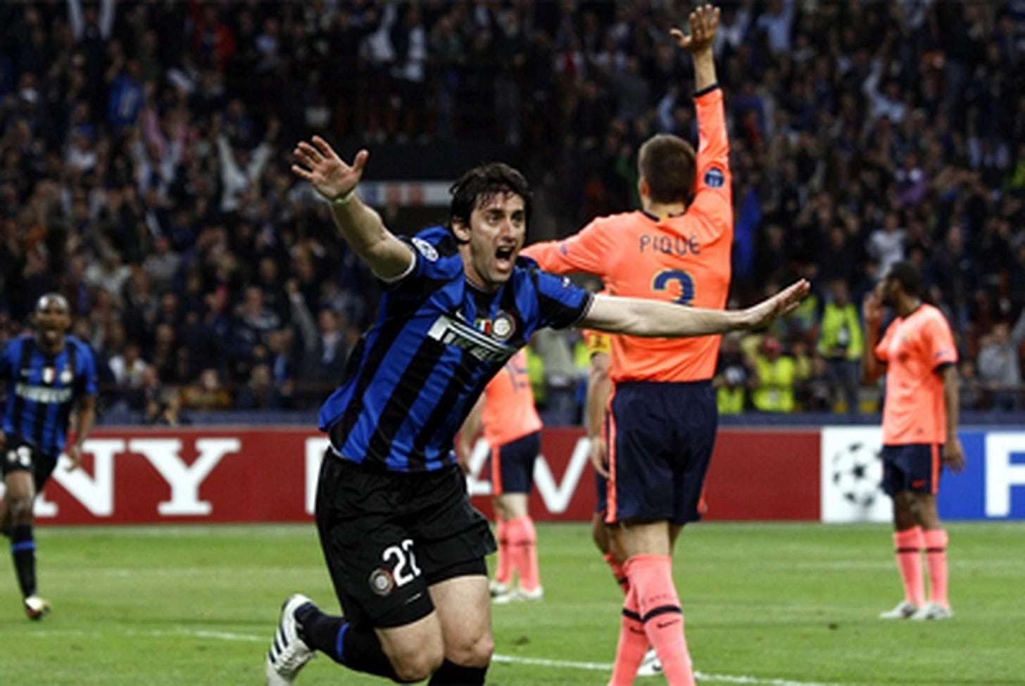 On this day, 13 years ago, Inter 3-1 Barça 💙🖤 : r/FCInterMilan