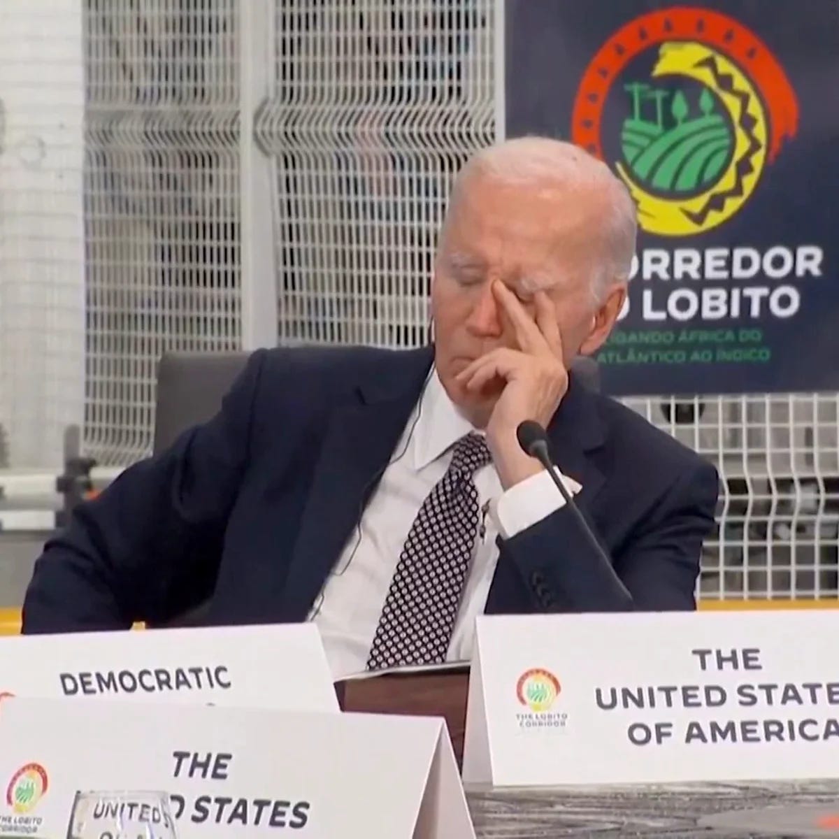 VÍDEO: Joe Biden se duerme durante una reunión en Angola que se  retransmitía en directo