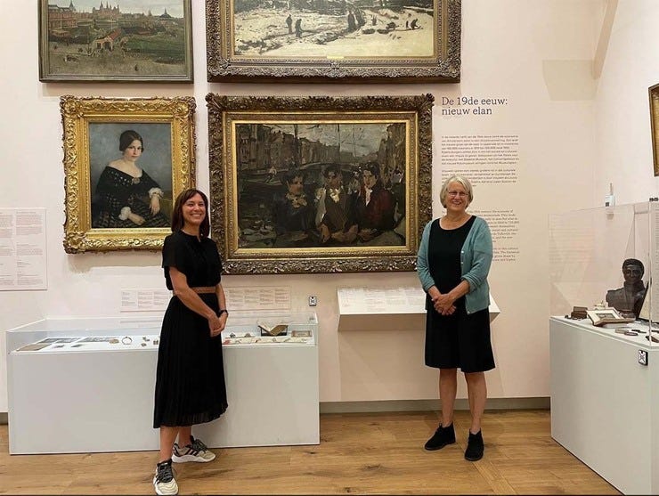 Op de foto: Rijneke Bastmeijer (Kamer van Koophandel) en Judith van Gent (Hoofd Collecties en Onderzoek) Op de foto: Rijneke Bastmeijer (Kamer van Koophandel) en Judith van Gent (Hoofd Collecties en Onderzoek)